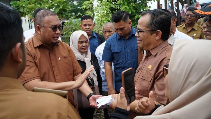 Kunjungi Tujuh Titik Banjir di Padang, Andre Rosiade Bagikan Ribuan Nasi Bungkus dan Bantuan Tunai