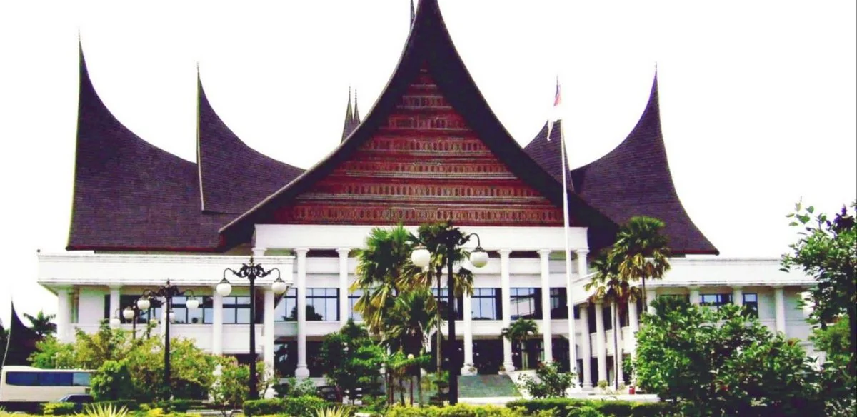 Saat KUHP Diam, Adat Tak Boleh Bungkam, Buat Hukum Pidana Adat