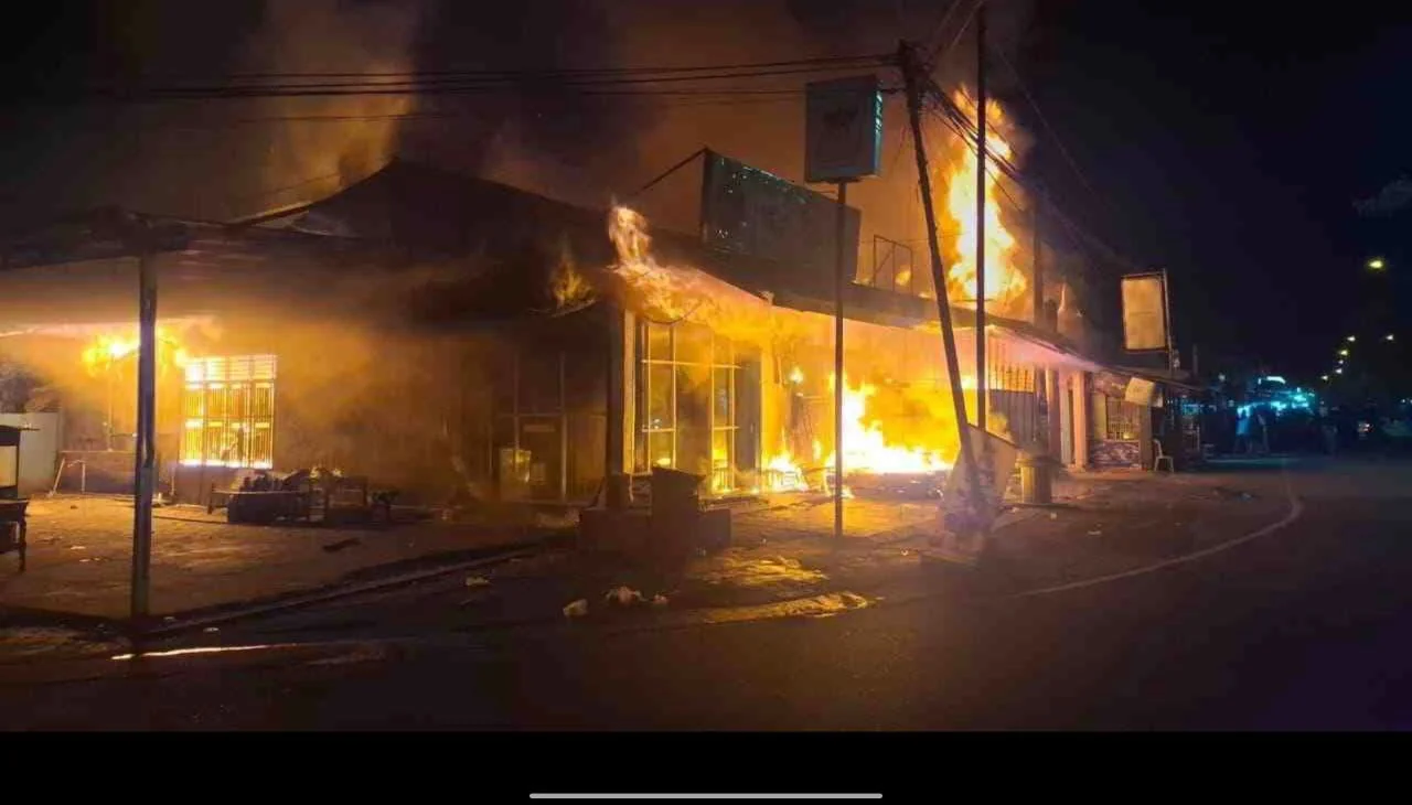 Kebakaran Hanguskan Rumah dan Ruko di Pasar Bandar Buat Padang