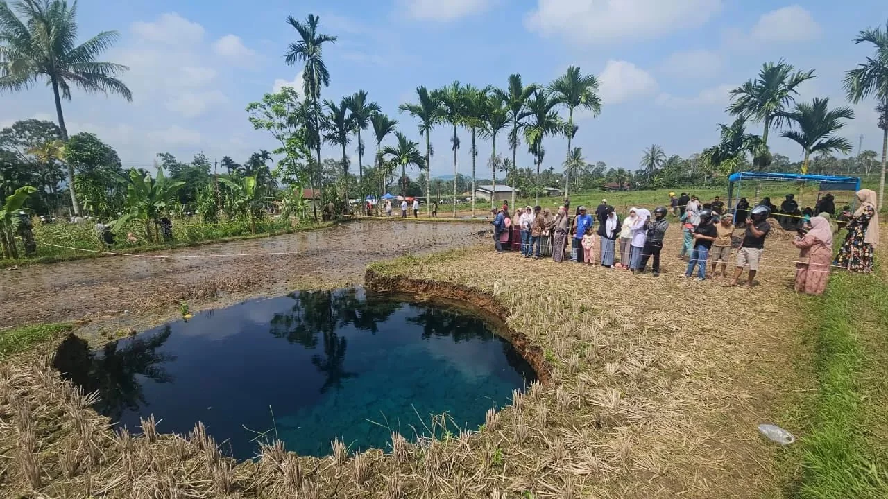 Sinkhole di Situjuah Viral, Air dari Lubang Alam Ini Dipercaya Warga Berkhasiat Obat