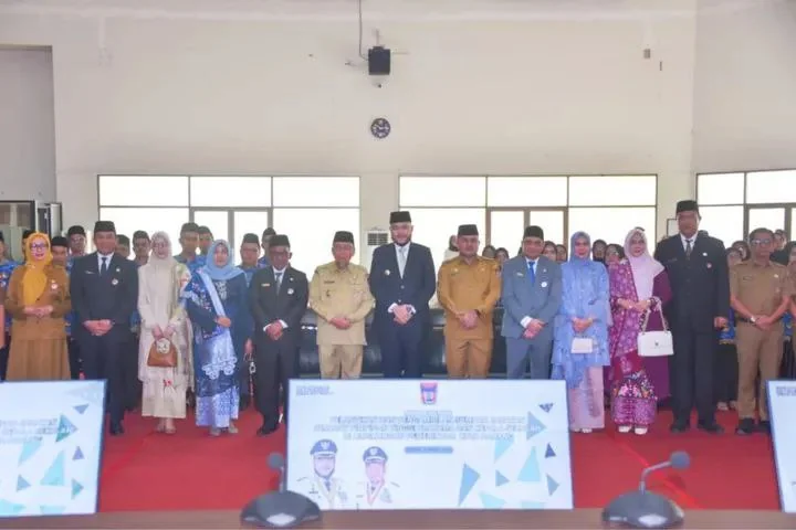 Wali Kota Padang Fadly Amran melantik dan mengambil sumpah jabatan empat pejabat pimpinan tinggi pratama serta 50 kepala sekolah di lingkungan Pemerintah Kota Padang.
