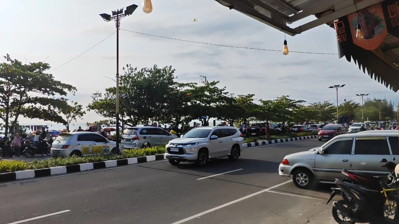Libur Lebaran Pedagang Pantai Padang Panen