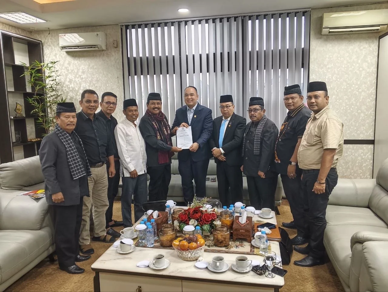 LKAAM Sumbar dan Carano Lawfirm Serahkan Naskah Akademik Ranperda Hukum Pidana Adat Minangkabau kepada DPRD Sumbar